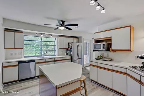 Kitchen - 5519 Ridgewood Rd, Jackson, MS 39211 photo 2 of 6