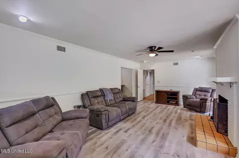 Living - 5519 Ridgewood Rd, Jackson, MS 39211 photo 3 of 5