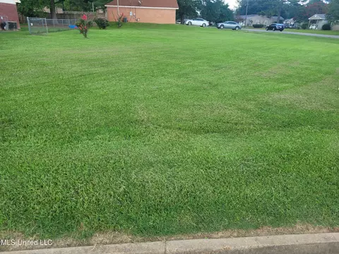 700 Wayne Dr, Canton, MS 39046 photo 2
