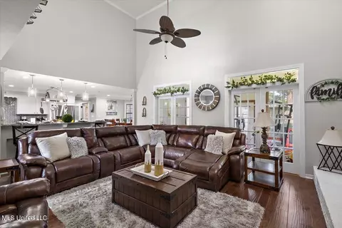 Living - 5909 Canterbury Rd, Jackson, MS 39206 photo 2 of 2