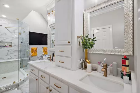 Bath - 5909 Canterbury Rd, Jackson, MS 39206 photo 1 of 8