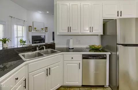 Kitchen - 111 Dundee Cv, Clinton, MS 39056 photo 4 of 4