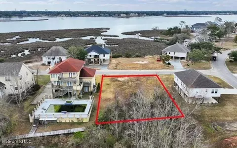 1966 Illing Ct, Biloxi, MS 39532
