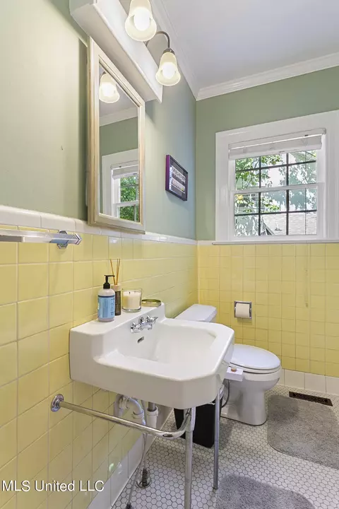 Bath - 1520 Greymont St, Jackson, MS 39202 photo 1 of 9