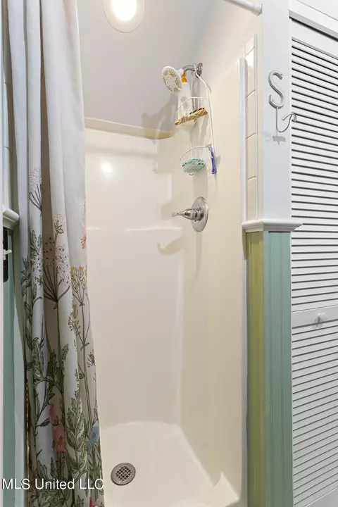 Bath - 1520 Greymont St, Jackson, MS 39202 photo 6 of 9