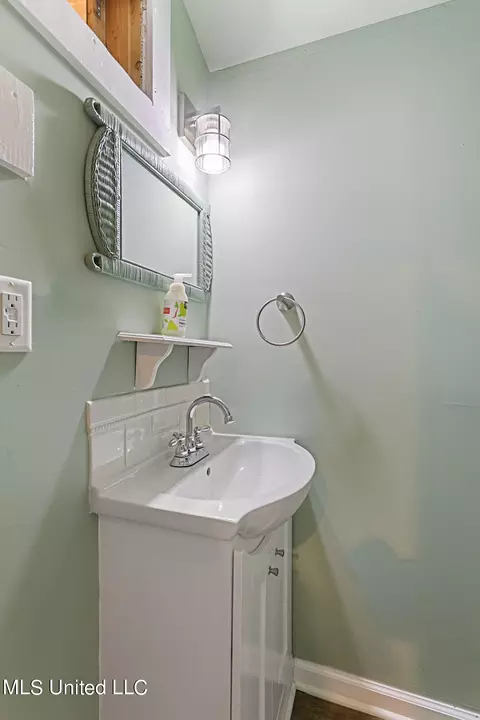 Bath - 1520 Greymont St, Jackson, MS 39202 photo 8 of 9