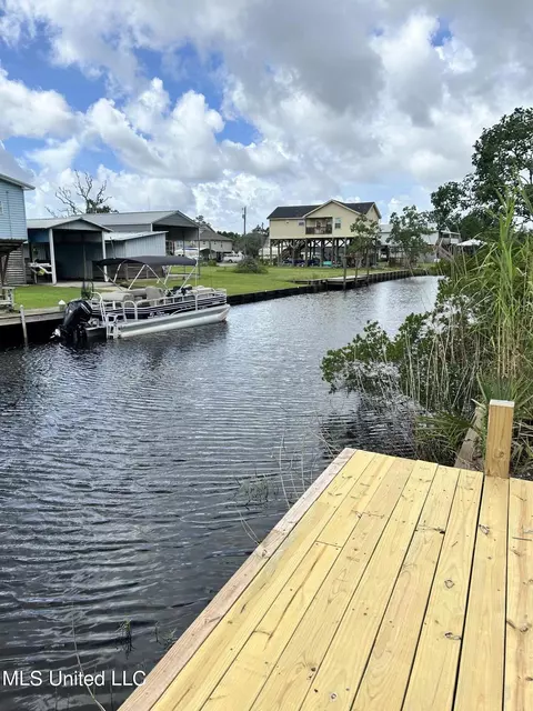 11048 Arizona St, Bay Saint Louis, MS 39520