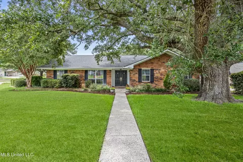 901 N Shore Dr, Biloxi, MS 39532