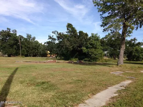 156 Oleander Dr, Gulfport, MS 39507