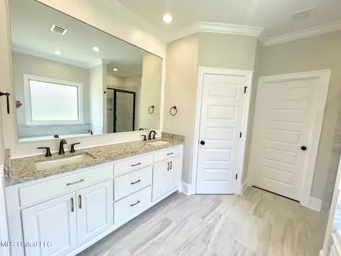 Bath - 129 Hunters Way, Canton, MS 39046 photo 1 of 5