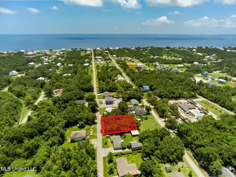 257 Farrar Ln, Waveland, MS 39576