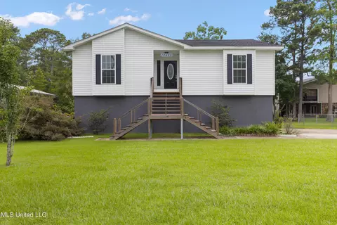 10425 Riverbend Dr, Moss Point, MS 39562