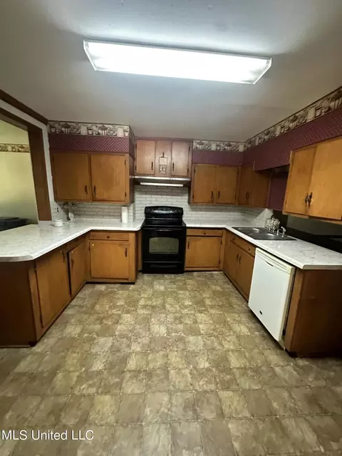 Kitchen - 24076 Highway 8 E, Grenada, MS 38901 photo 1 of 2