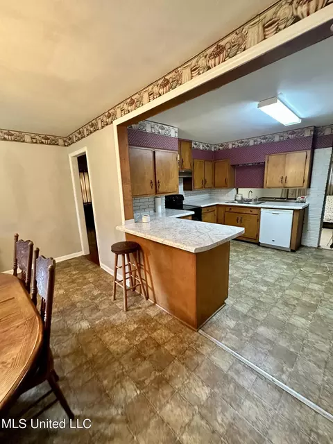 Kitchen - 24076 Highway 8 E, Grenada, MS 38901 photo 2 of 2