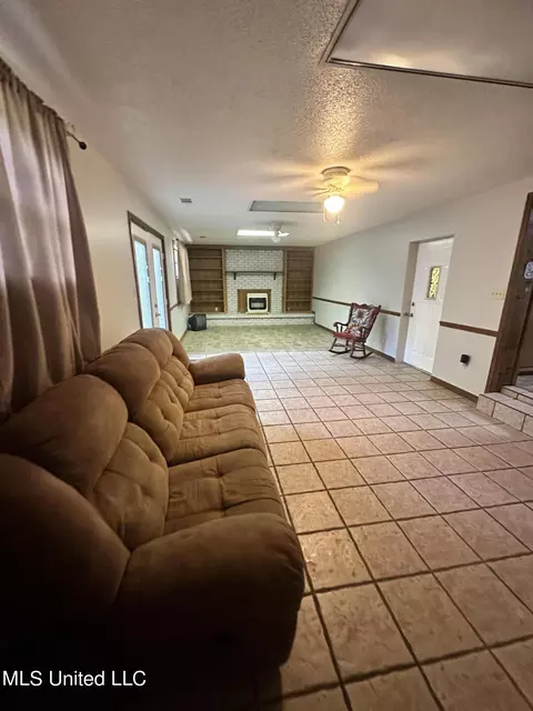 Living - 24076 Highway 8 E, Grenada, MS 38901 photo 2 of 2