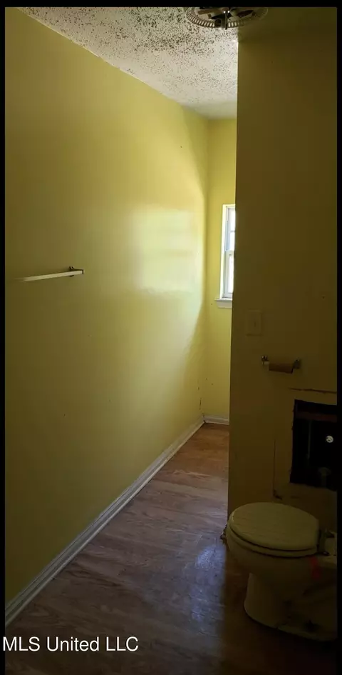 Entry Way - 1030 Man Moulds Rd, Lucedale, MS 39452 photo 4 of 5