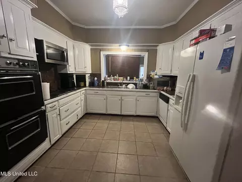 Kitchen - 145 Bristol Blvd, Jackson, MS 39204 photo 1 of 2
