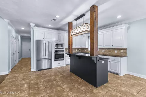 Kitchen - 608 Highleadon Pl, Madison, MS 39110 photo 2 of 4