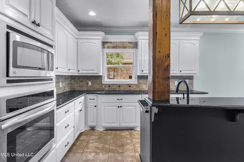 Kitchen - 608 Highleadon Pl, Madison, MS 39110 photo 4 of 4