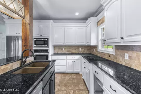 Kitchen - 608 Highleadon Pl, Madison, MS 39110 photo 3 of 4