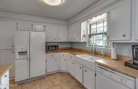 Kitchen - 127 Sumac Dr, Madison, MS 39110 photo 3 of 7