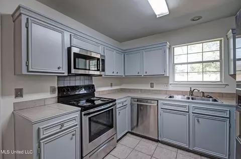 Kitchen - 861 Laurel Dr, Flowood, MS 39232 photo 2 of 2