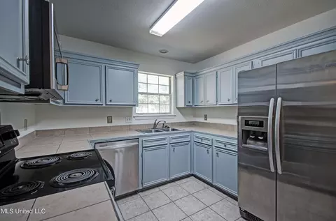 Kitchen - 861 Laurel Dr, Flowood, MS 39232 photo 1 of 2