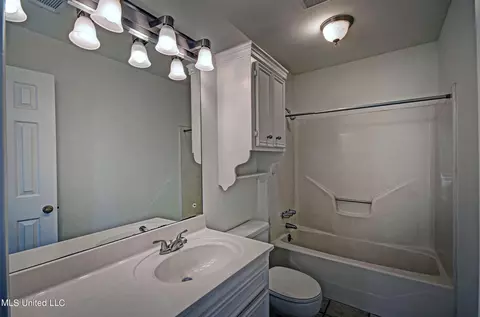 Bath - 861 Laurel Dr, Flowood, MS 39232 photo 2 of 2