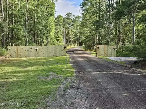 7105 Fountainbleau Rd, Ocean Springs, MS 39564