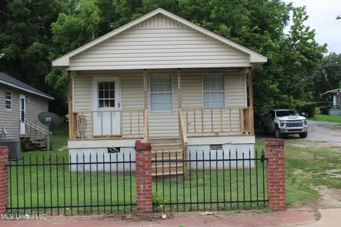 155 Martin St, Holly Springs, MS 38635