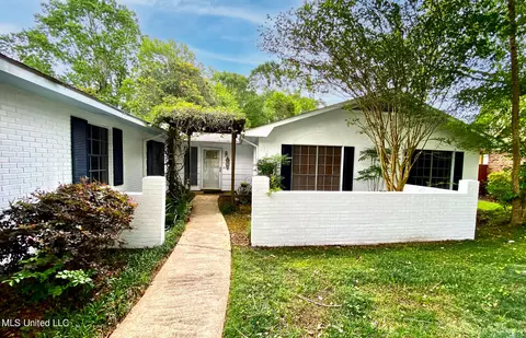 1812 Seacliffe Dr, Gautier, MS 39553