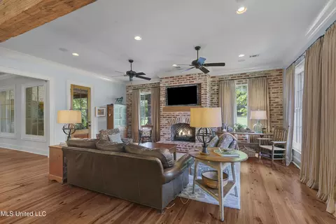 Living - 107 Fenwick Cir, Madison, MS 39110 photo 8 of 9
