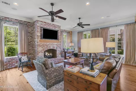 Living - 107 Fenwick Cir, Madison, MS 39110 photo 5 of 9