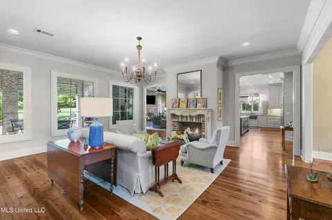 Living - 107 Fenwick Cir, Madison, MS 39110 photo 2 of 9