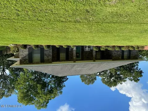 404 Ridgewood St, Vicksburg, MS 39180