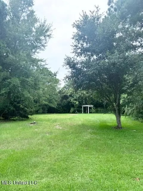 125 Dogwood Dr, Waveland, MS 39576