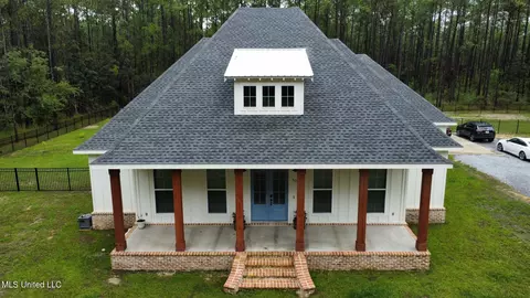 509 Hogan St, Waveland, MS 39576