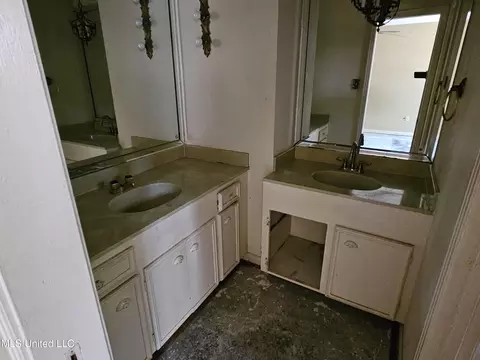 Bath - 816 Winthrop Cir, Jackson, MS 39206 photo 2 of 3