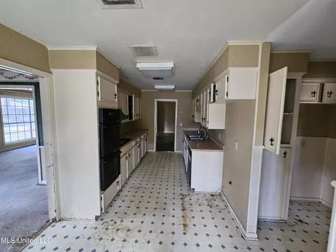 Kitchen - 816 Winthrop Cir, Jackson, MS 39206 photo 1 of 1