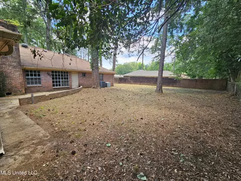 Exterior - 816 Winthrop Cir, Jackson, MS 39206 photo 3 of 4