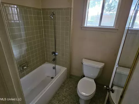 Bath - 816 Winthrop Cir, Jackson, MS 39206 photo 1 of 3