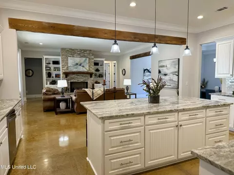 Kitchen - 172 Fallen Oaks Dr, Brandon, MS 39047 photo 2 of 5