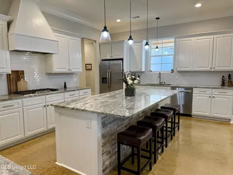 Kitchen - 172 Fallen Oaks Dr, Brandon, MS 39047 photo 3 of 5