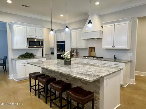 Kitchen - 172 Fallen Oaks Dr, Brandon, MS 39047 photo 4 of 5