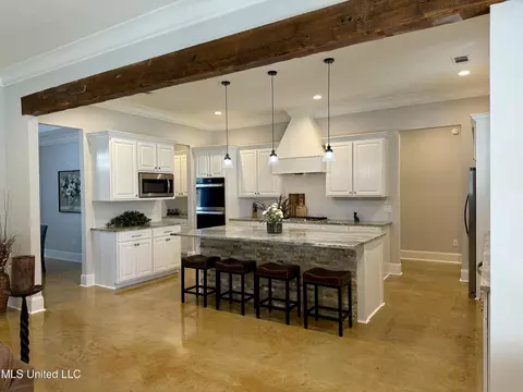 Kitchen - 172 Fallen Oaks Dr, Brandon, MS 39047 photo 5 of 5