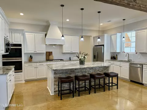 Kitchen - 172 Fallen Oaks Dr, Brandon, MS 39047 photo 1 of 5
