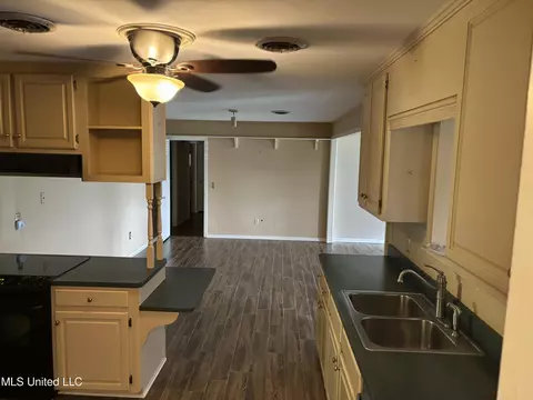 5265 Wayneland Dr, Jackson, MS 39211 photo 4