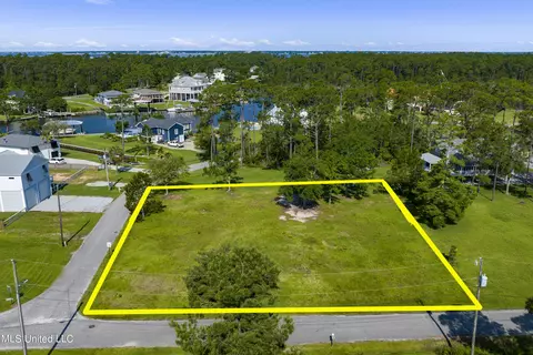 140 Hillcrest Dr, Pass Christian, MS 39571