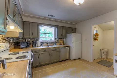 Kitchen - 15 Crestfield Rd, Coldwater, MS 38618 photo 1 of 2
