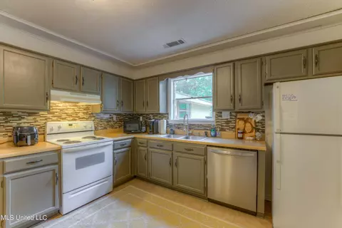 Kitchen - 15 Crestfield Rd, Coldwater, MS 38618 photo 2 of 2